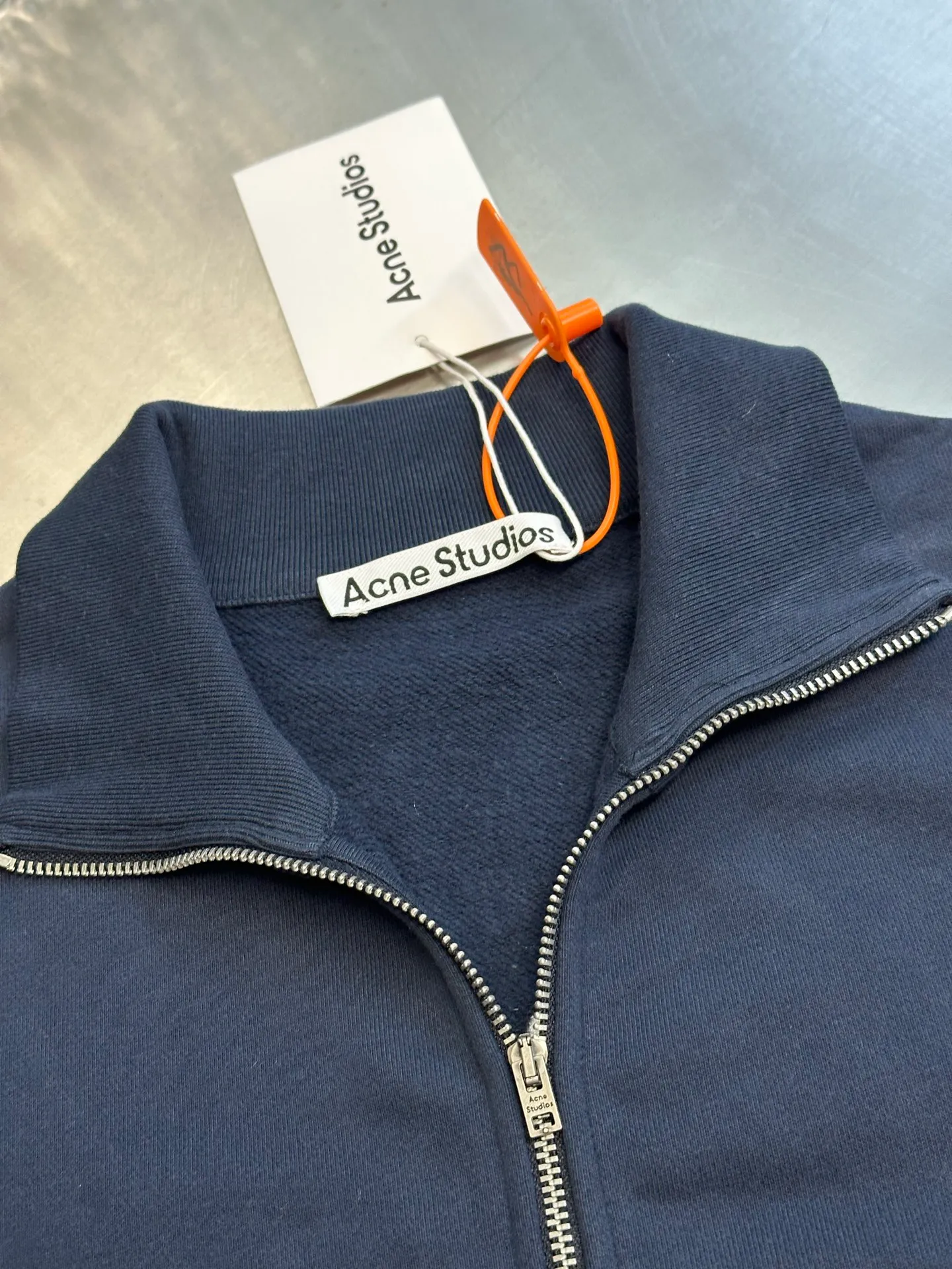 Ac Embroidered Logo Zipper Jacket is made of custom-made cloud velvet double-ply soft cotton, with echoing floral embroidery logos on the front and back. It is expertly embroidered with fine silk thread to create Ac Studios' unique luxury logo totem, inheriting the Scandinavian minimalist core. The half-zip stand collar silhouette is neat and elegant, redefining the style and aura of light luxury wear. Using imported machine embroidery technology, advanced computer control systems and precision mechanical components are used to achieve the Ac Studios logo work. size：s m l xl